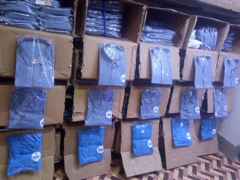 Camisas corporativas embolsadas por talla en nuestro almacén