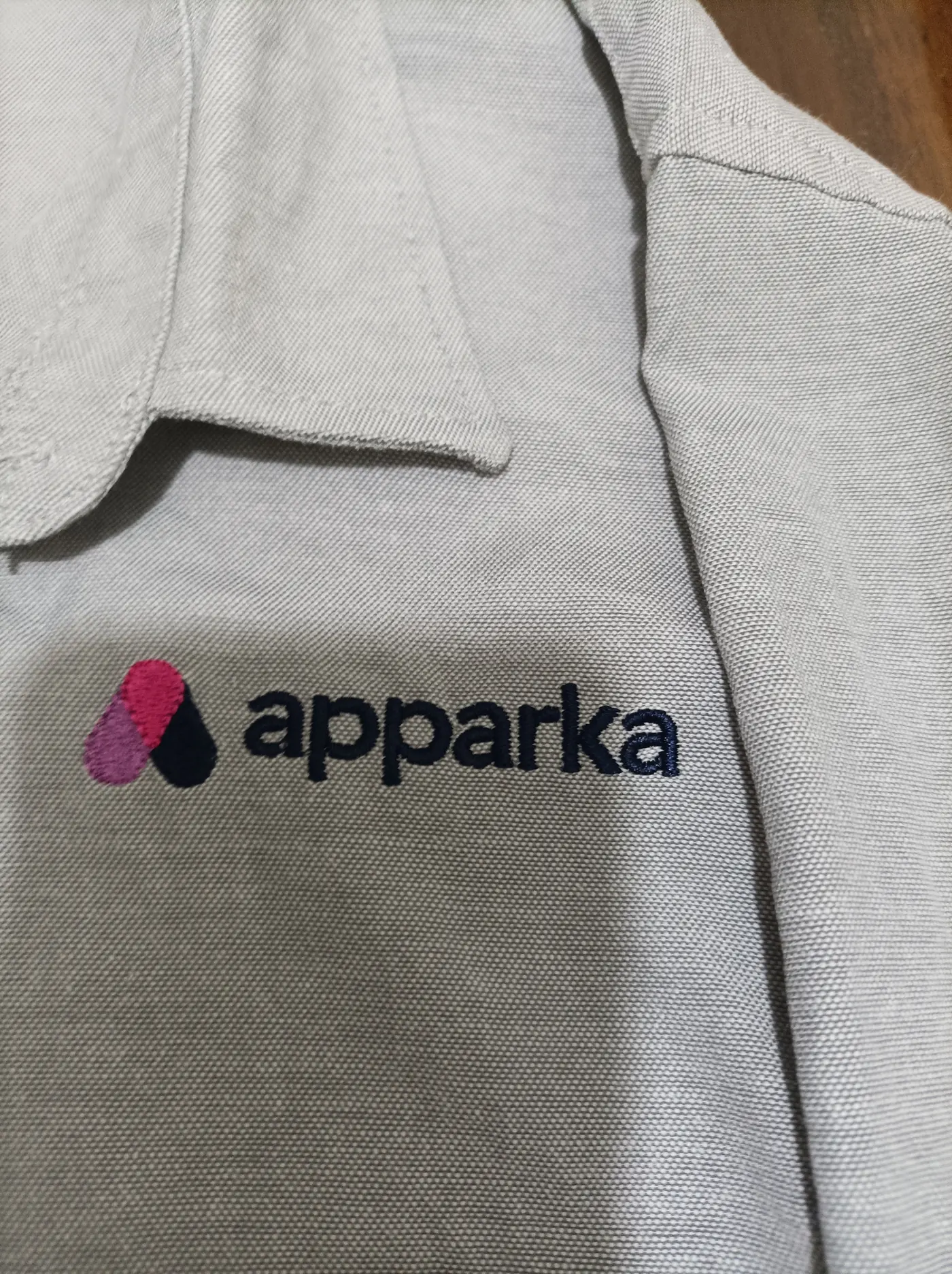 Logo bordado en una camisa corporativa