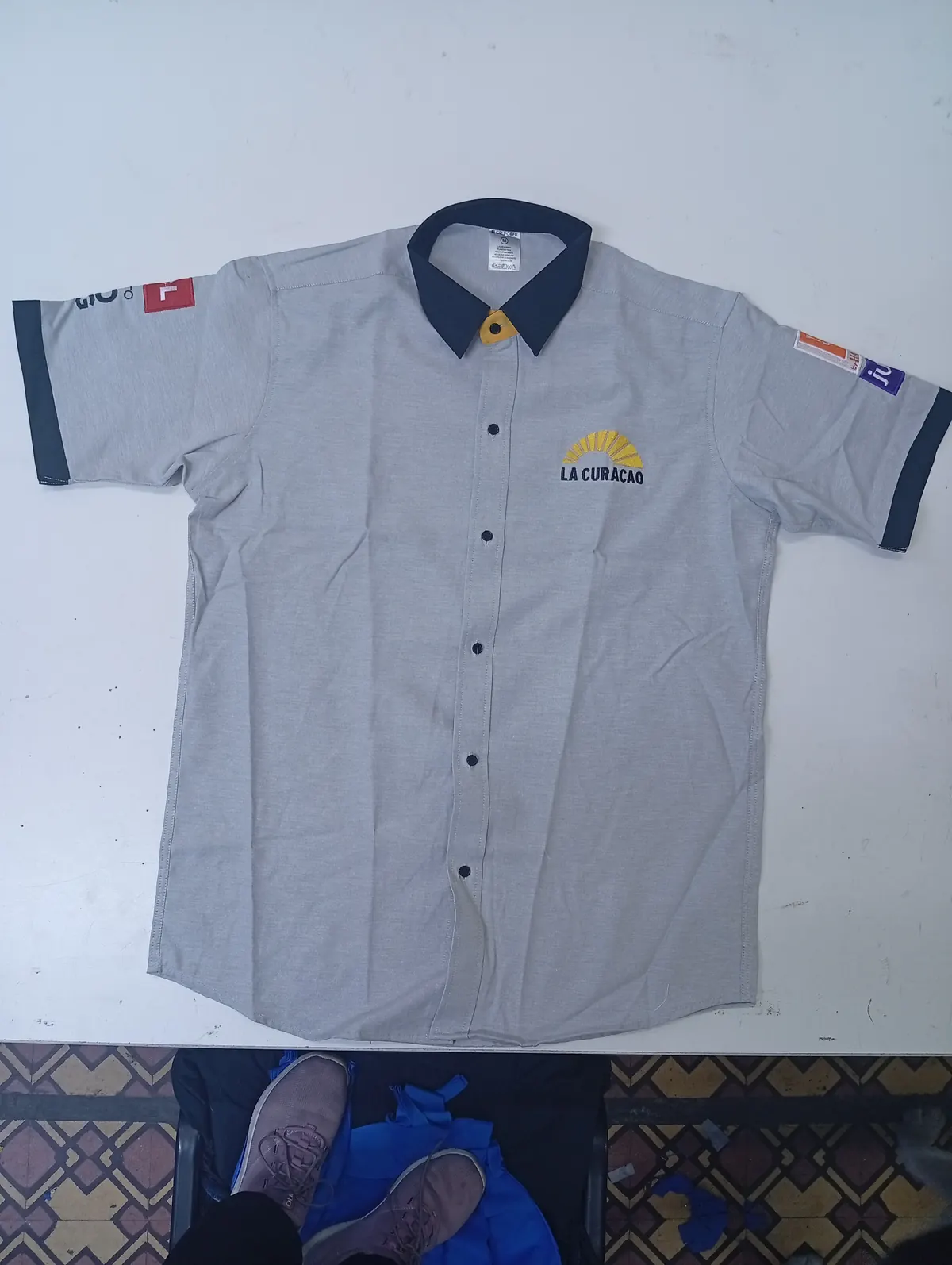 Camisa corporativa gris con logos bordados