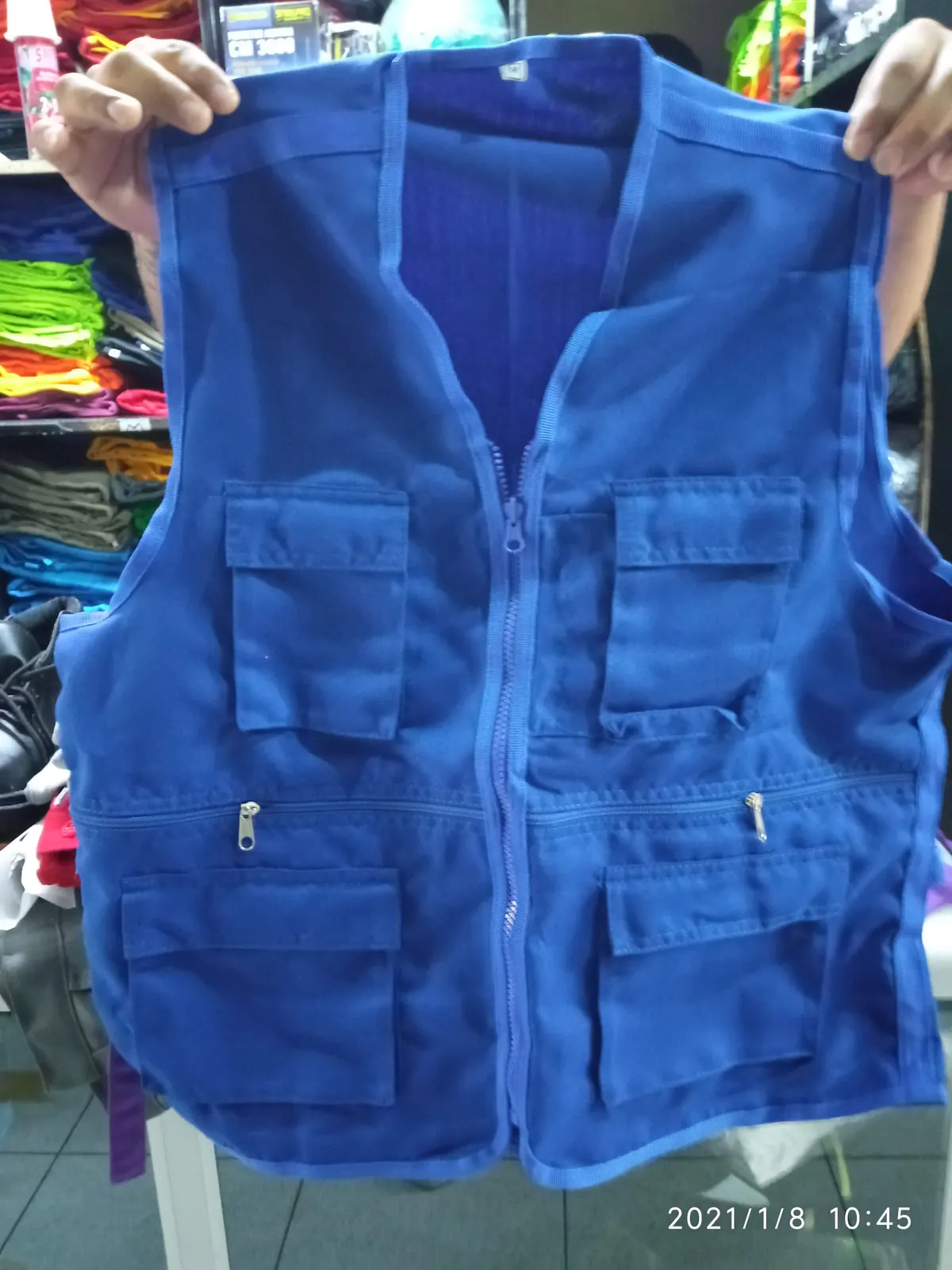 Chaleco corporativo azul con bolsillos