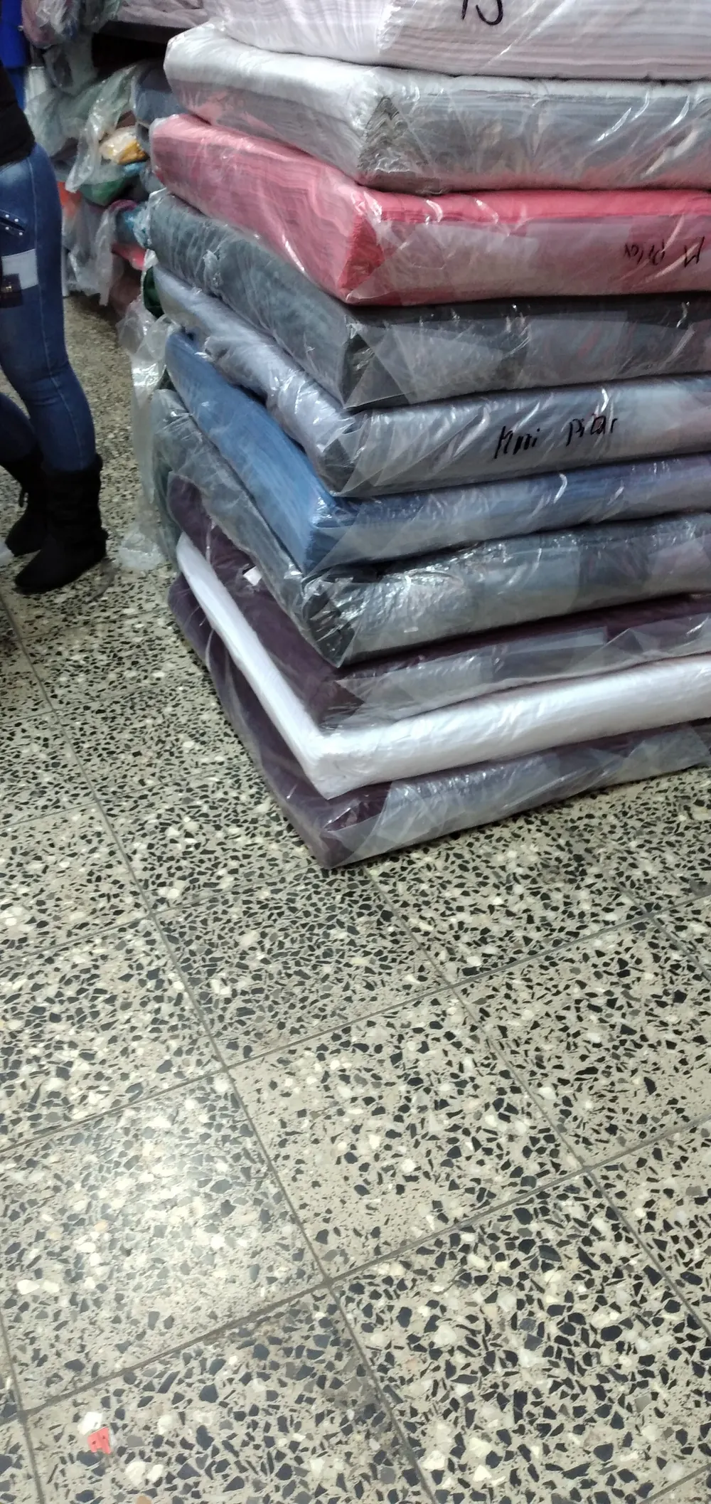 Telas y prendas apiladas para elegir el uniforme